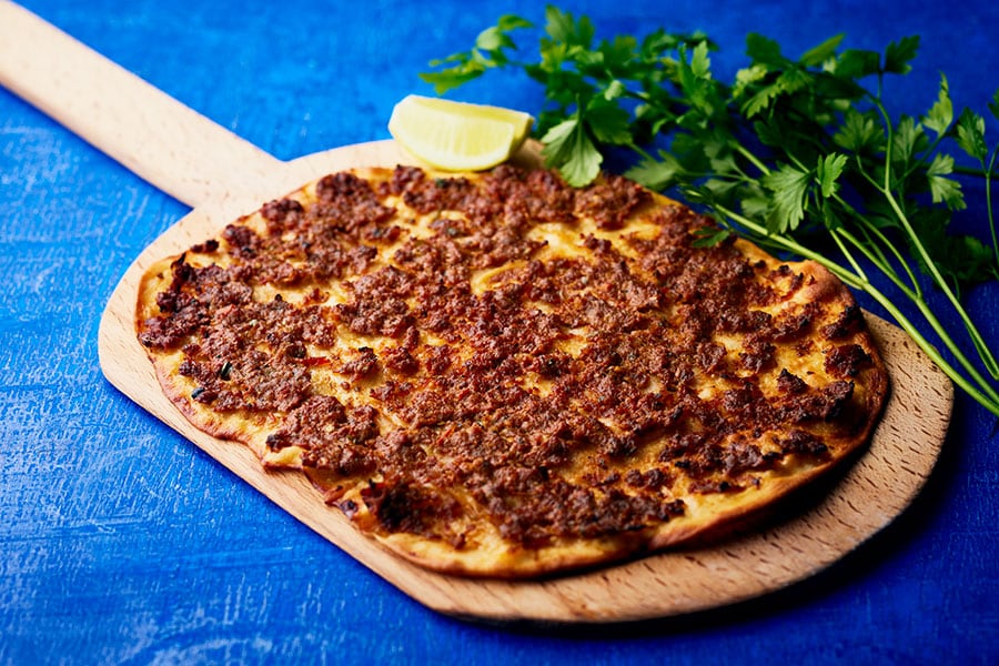 「薄焼きピザ」。トルコの「ラフマジュン」。