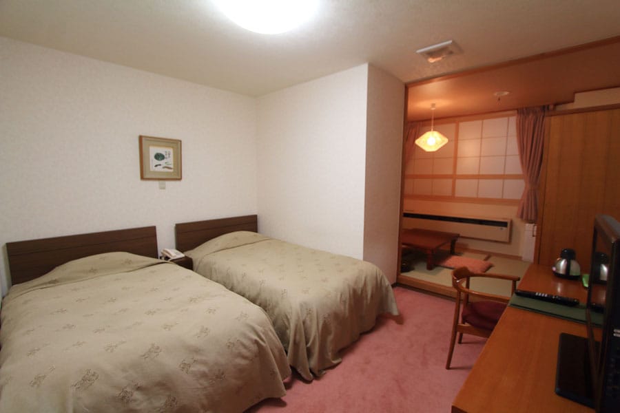 和洋室には、ツインベッドの洋間と、のんびりくつろげる4畳の和室がある。