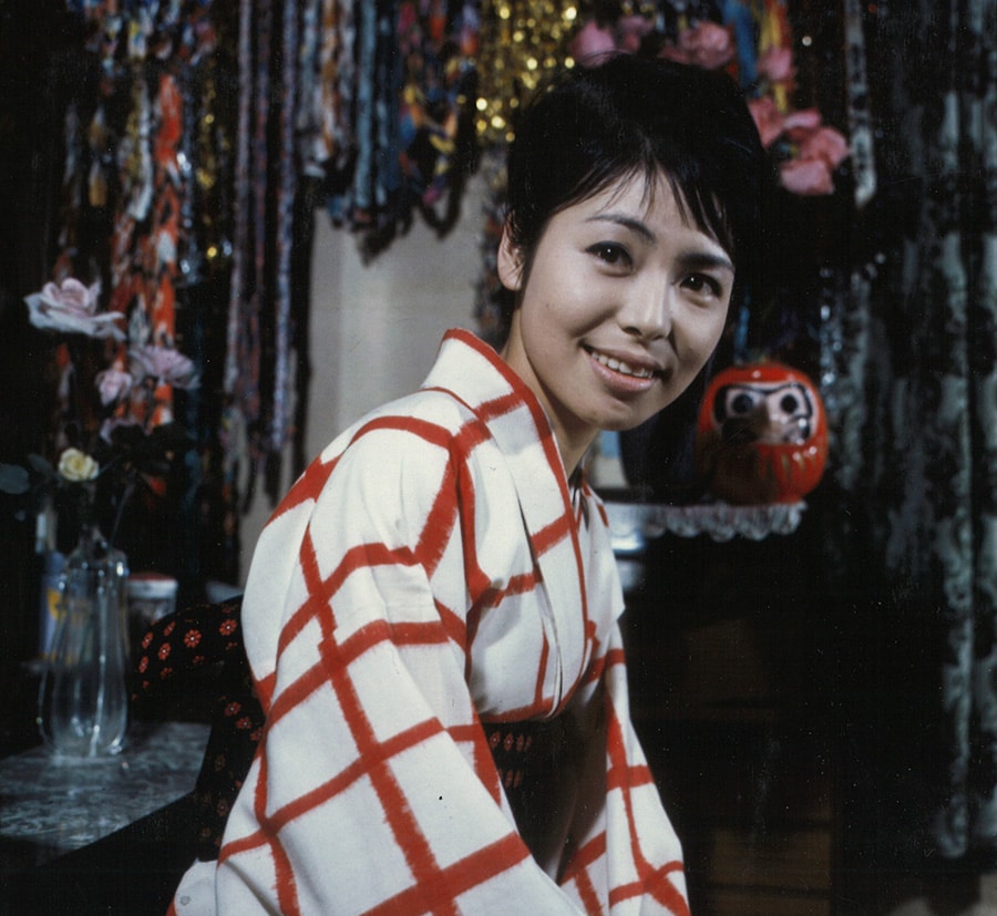 昭和39年当時の青山和子。彼女の可憐な笑顔の右横にたたずむダルマがものすごく怖い。