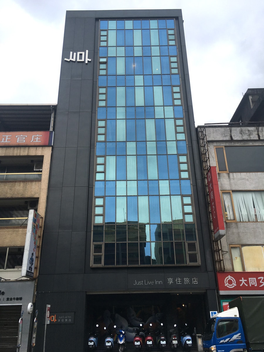 スタイリッシュな外観。左上のロゴはホテル名の漢字「享」を横に倒したもの。