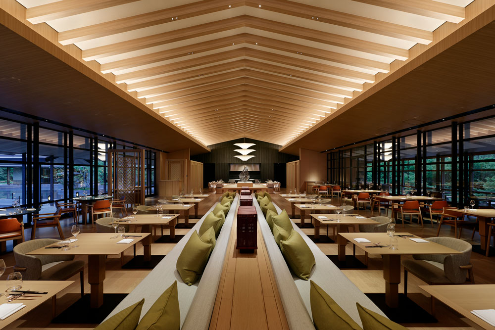 和傘照明が目を引く店内のインテリアは、京都の伝統工芸である「竹細工」をテーマに。
