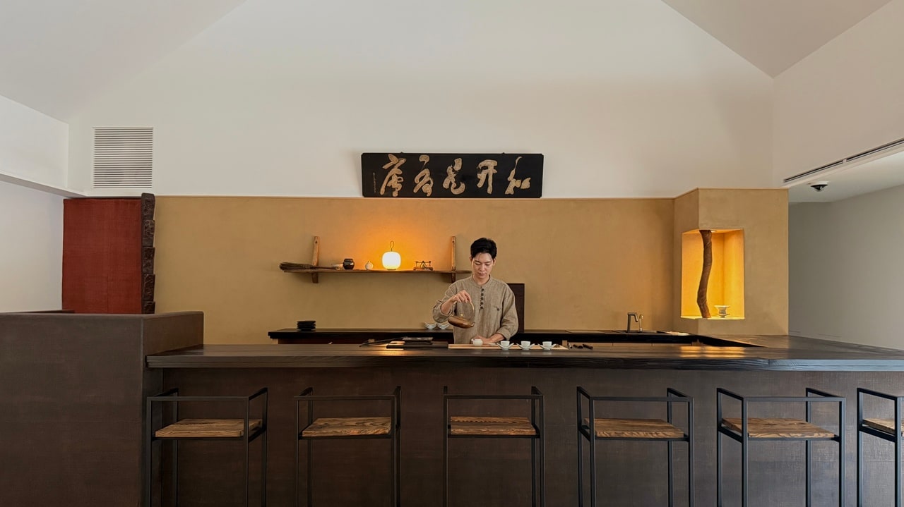 カウンターでゆっくりお茶もいただける。