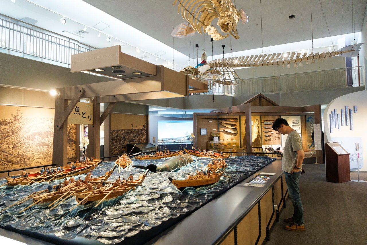 鯨を捕る場面を再現したジオラマ。