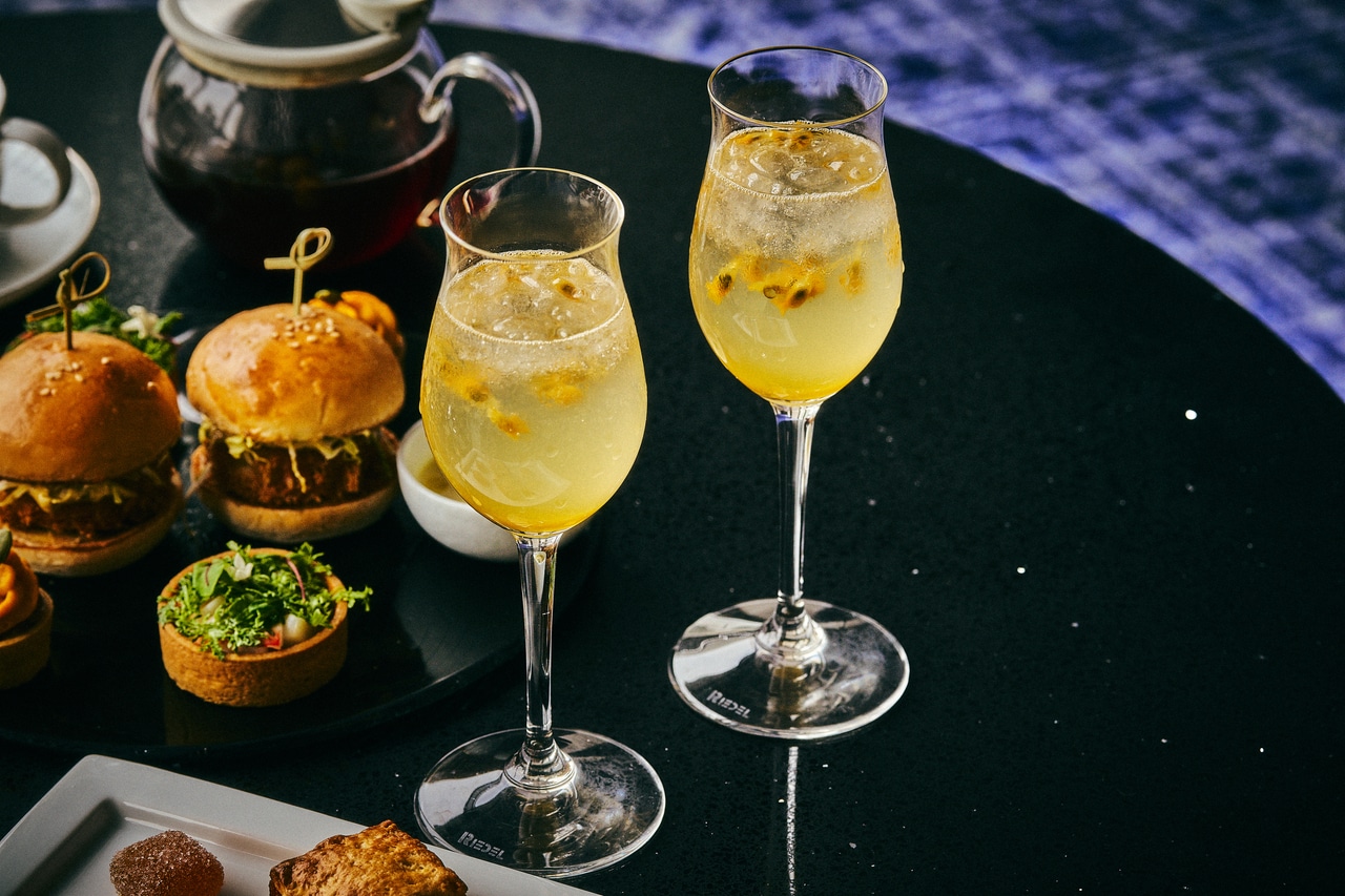 ウェルカムドリンク「Summer Symphony(サマーシンフォニー)」。パッションフルーツを使用した、スッキリした味わいの一杯。「Harmony(ハーモニー)」と「Orchestra(オーケストラ)」の共通メニュー。