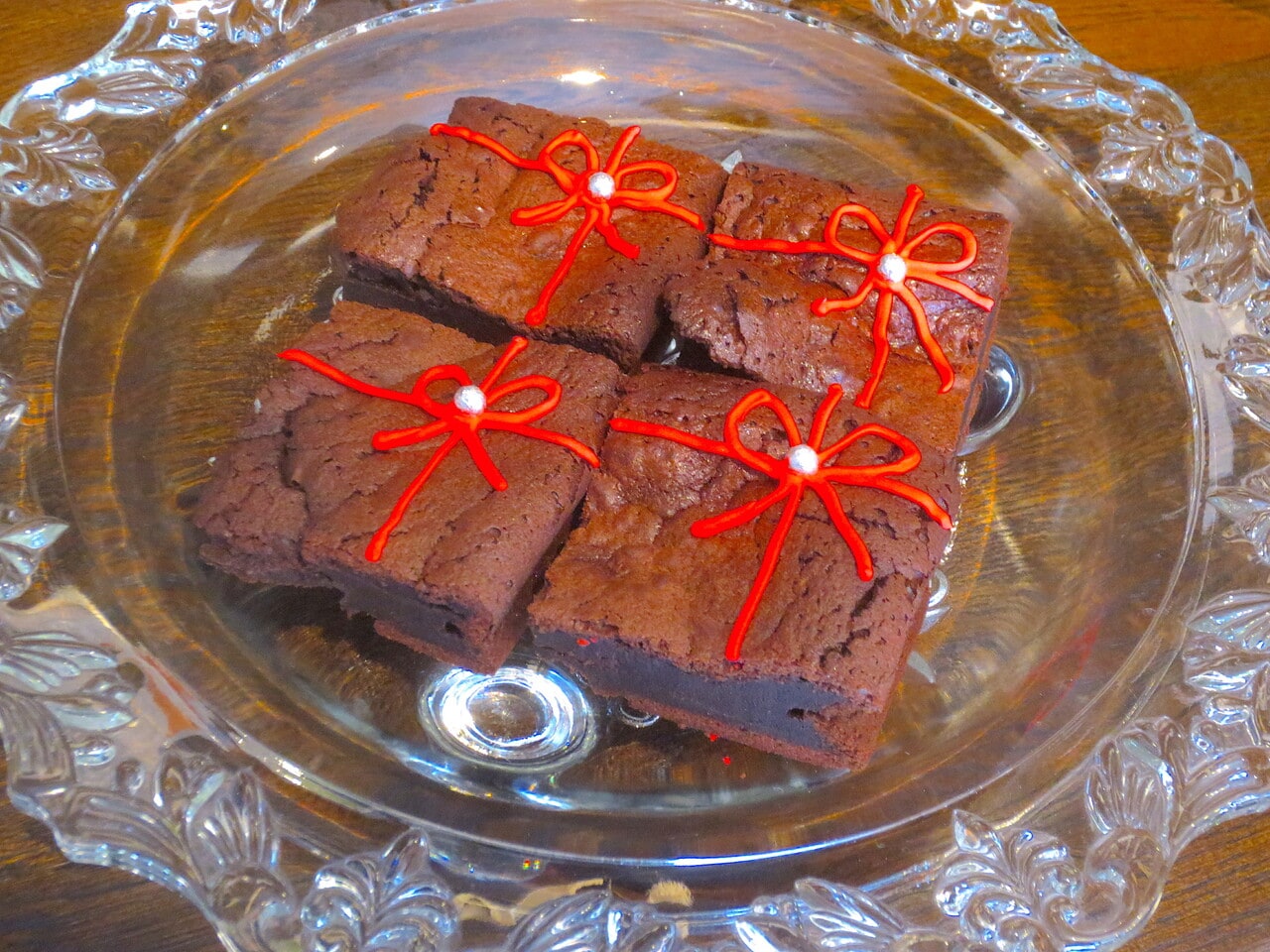 アイシングシュガーでプレゼントボックスのように仕上げた「チョコレートファッジケーキ」620円。