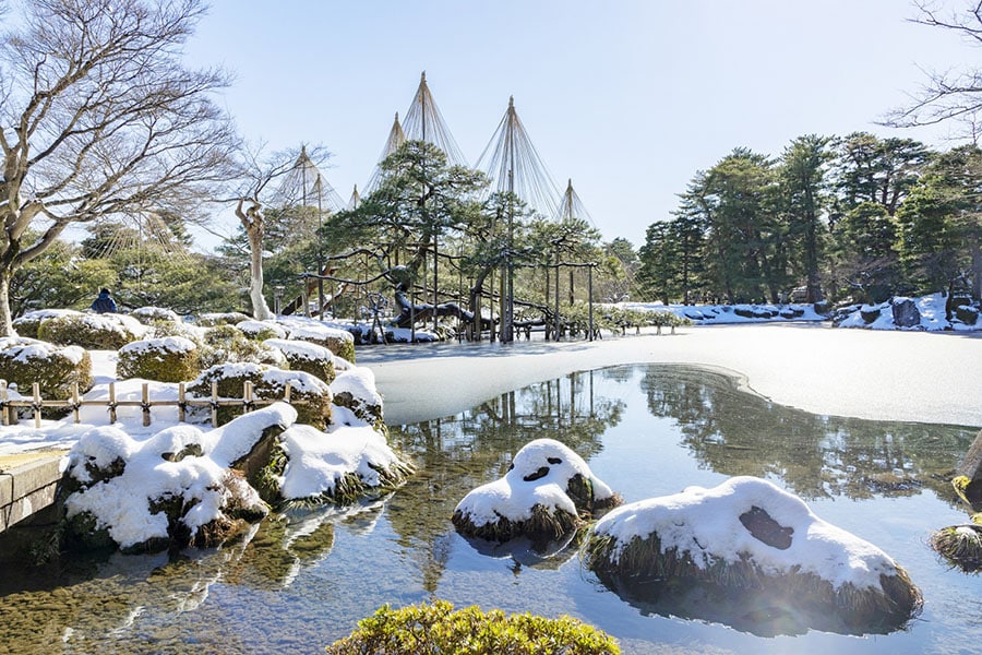 雪化粧した兼六園 霞ヶ池。