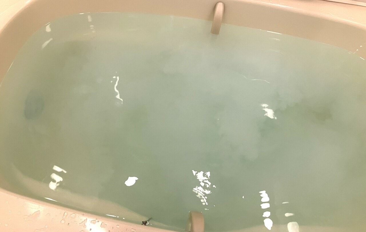 溶かすとほんのりブルーを感じる乳白色のお湯に。