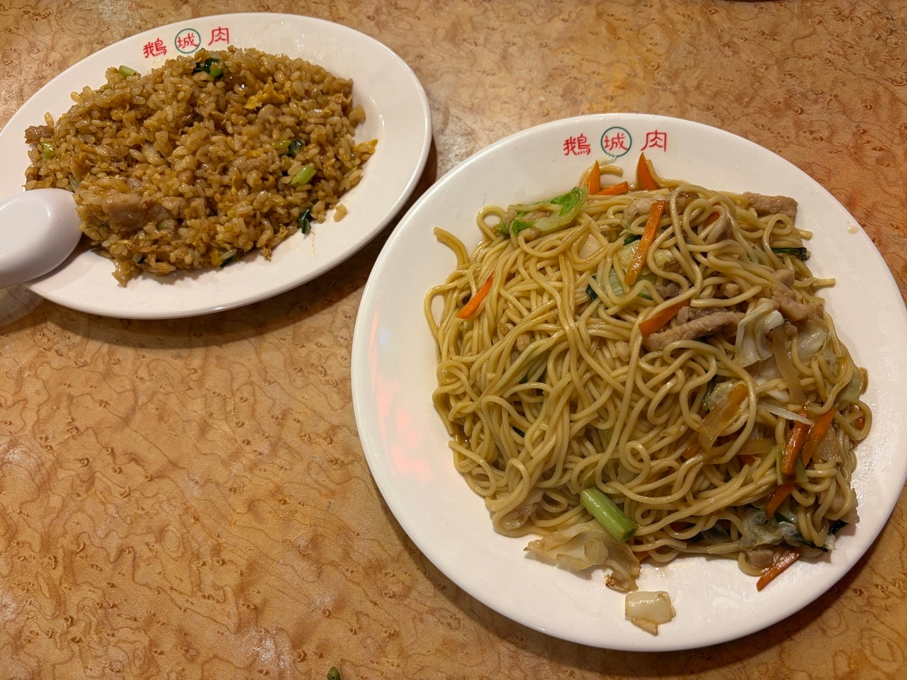 台湾の“おいしい”を証明する「茶色度」が高めで濃厚な味わいの炒飯も、炒麺と同じくらいおすすめ。注文したおかずをトッピングすれば味変も楽しめ、さらにおいしくなるから不思議。