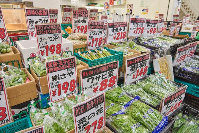 「横浜南部市場 食の専門店街」にある青果店「朝市食品」。