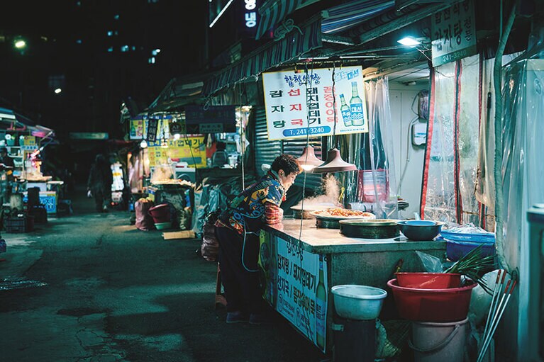 チャガルチ市場、忠武洞海岸市場、忠武洞夜明け市場で出会えるアジェとアジメの笑顔は釜山の旅の楽しみの一つ。アジェは釜山の方言でおじさん、アジメはおばさんのこと。