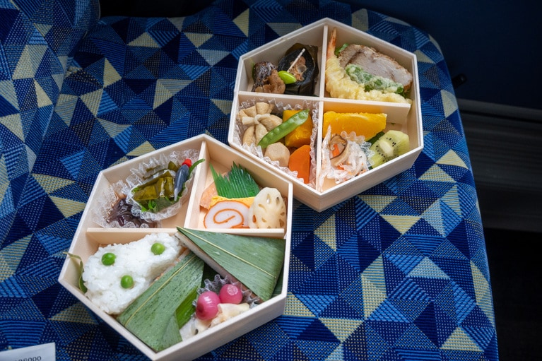 「ますのすし本舗 源」の豪華なお弁当付き。