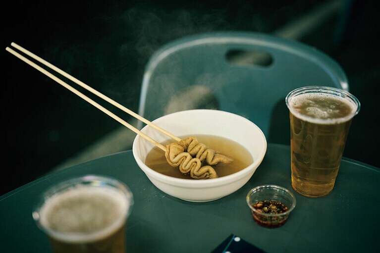 市場の4番出口付近では夕方になると夜市がオープン。柑橘の香りが印象的な済州のクラフトビールを楽しめる。／ウジョンフェセンター 2号店