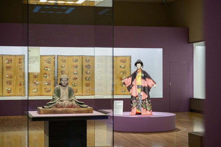 特別展「江戸☆大奥」会場写真。写真左：春日局坐像 江戸時代 17 世紀 京都･麟祥院（京都市）蔵　撮影：平松市聖