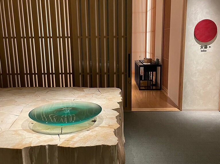 星のや東京の温泉は「大手町温泉」。地下1,500mから湧き出る天然温泉を使用している。