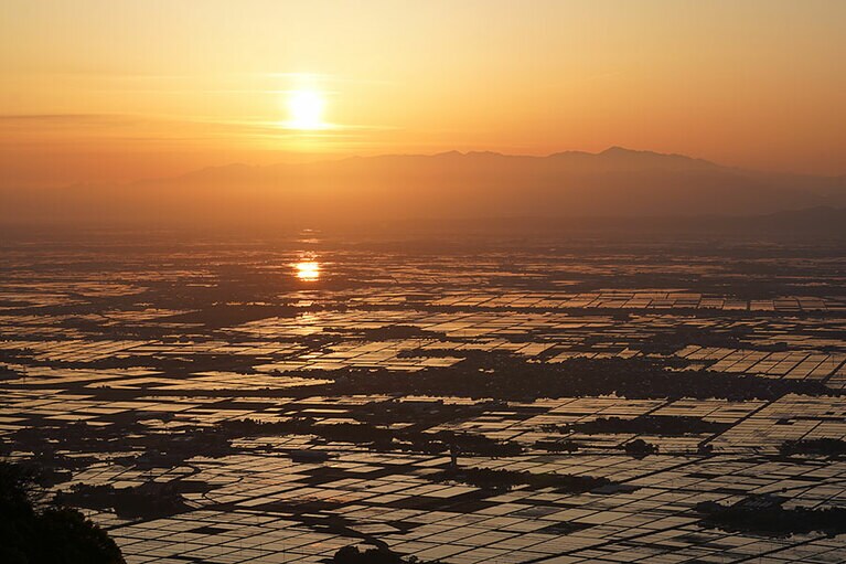 【新潟県】越後平野の水鏡（弥彦山の山頂から）。