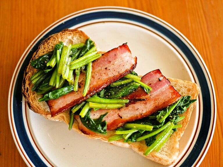 ほうれん草ベーコンのっけパン。