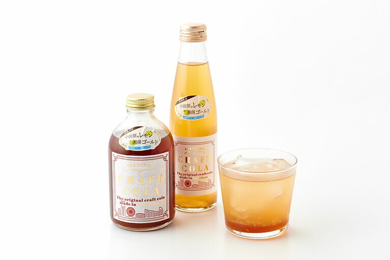 横浜クラフトコーラ。左から：原液シロップ 2,640円(250ml)、炭酸RTDタイプ 540円(200ml)／スープカレーKIFUKU