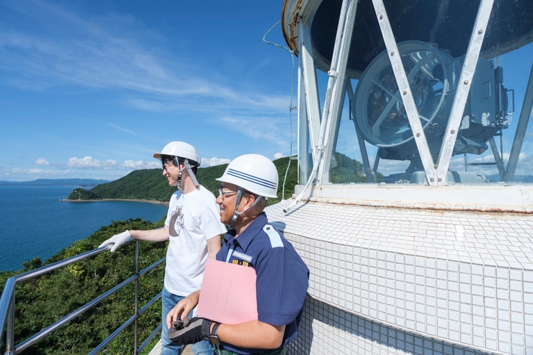 佐世保港唯一の「外海との出入口」に立つ。
