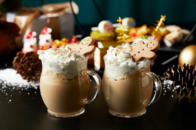 「フェスティブ・アフタヌーンティー」と「ジンジャーブレッドラテ」（写真）のセット 1名8,400円（税・サ込）。