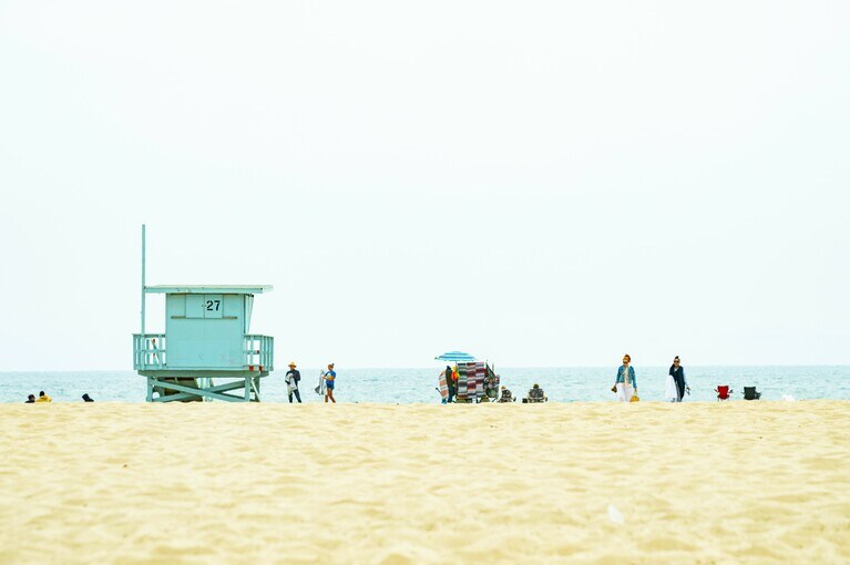 サンタモニカ（カリフォルニア州）ののどかなビーチ。