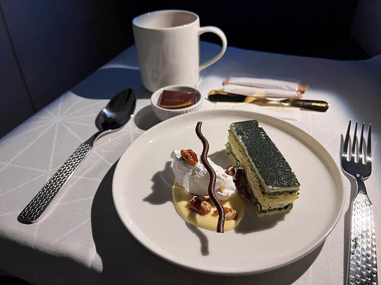 抹茶のティラミス、クレームアングレーズ。生クリームとピーカンナッツも添えられていて、まるで高級レストランのような豪華な盛り付けに感動！　食後のハーブティーにはゴディバのチョコレートが添えられていた。