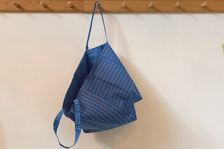 リバーシブルで使える大きなトート 2,600円。