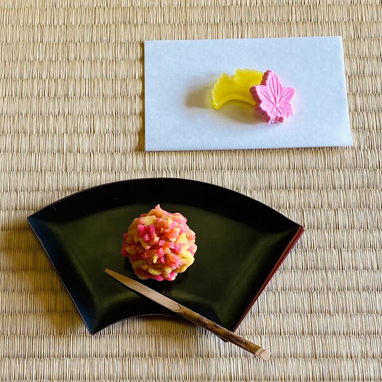 この日に用意していただいた主菓子は、粒あんをきんとんで包んだ紅葉きんとん。千菓子は紅葉と銀杏でした。四季の移ろいを映し出したおもてなしです。