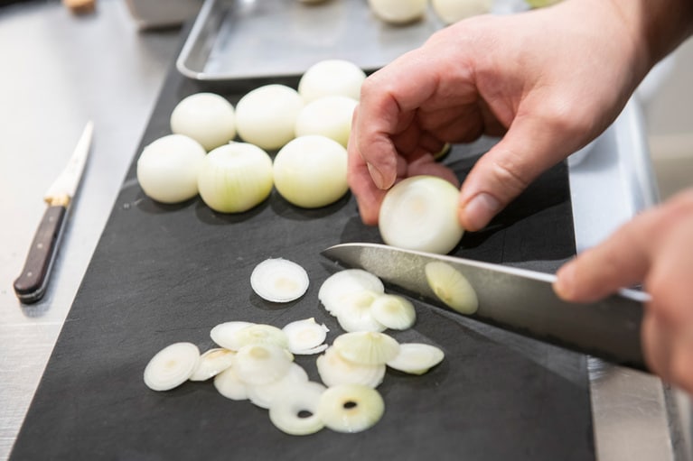 高村刃物製作所の包丁を使う渡辺シェフ。