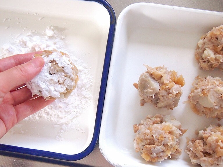 (5) 混ぜたタネを10個ほどに小分けにしたら、片栗粉を広げたバットにひと塊りずつ入れて粉をつけます。丸く形を整えます。※片栗粉を周りにつけるとベタつかず成型しやすくなります。