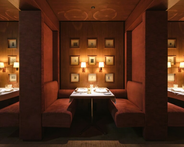 夜景を望むテーブル席のほか、親密な空気に包まれるボックス席など多彩な空間を用意。