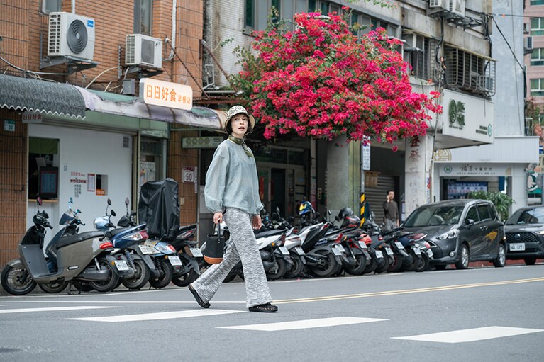 UNEEK II CONVERTIBLE 15,400円／キーン（キーン・ジャパン）、トップス 15,400円／ル グラジック、ハット 24,200円／カタルツィ（ともにビショップ）、インナー 16,500円／アンフィル、パンツ 30,800円／フミエタナカ（ドール）、バッグ 20,900円／トゥエンティー エイティー（UTS PR）、その他／スタイリスト私物