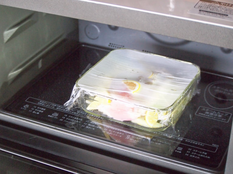 ふんわりラップをかけて、600wのレンジで4分加熱。鶏肉を裏返して、600wで3分加熱。ラップをかけたまま、粗熱が取れるまで置いておく。