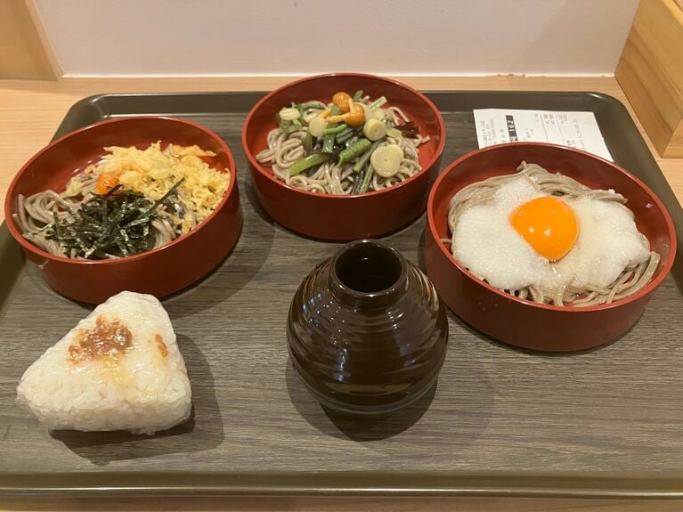 登場した「三色割子そば」は彩りあざやか