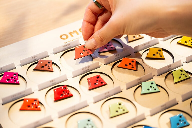 選んだ2色は、燃えるような夕日を映す干潟の絶景が見られる御輿来海岸と、日本有数の温泉地・黒川温泉。今回は“行ってみたい場所”をテーマにチョイスしました。