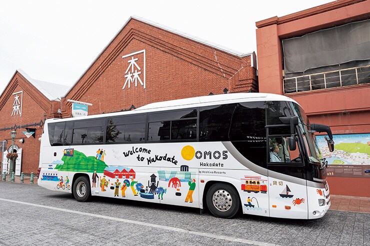 「函館ぐるぐるフリーバス」は、「函館山ロープウェイ乗り場」、赤レンガ倉庫が並ぶ「ベイエリア」、レトロな西洋建築が点在する「元町エリア」、歴史スポット「五稜郭公園」、「はこだて自由市場」などのスポットへ直接アクセス。