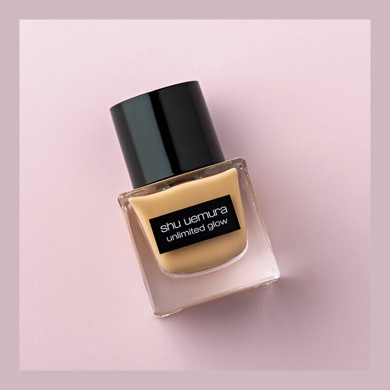 アンリミテッド グロー フルイド 全24色 SPF 18・PA+++ 各5,400円／シュウ ウエムラ