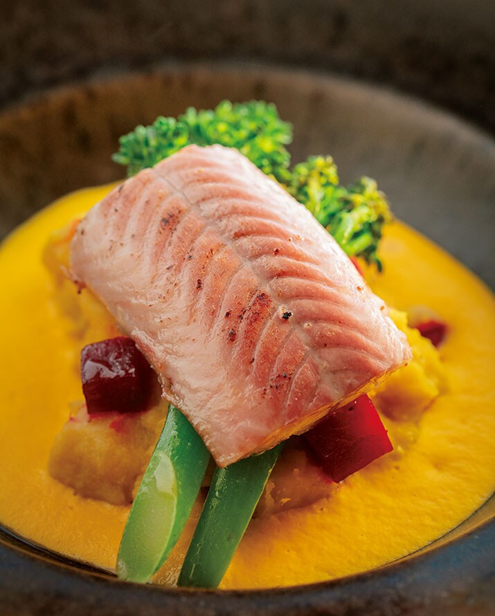 燻製したウナギの下にサツマイモのクリームが。