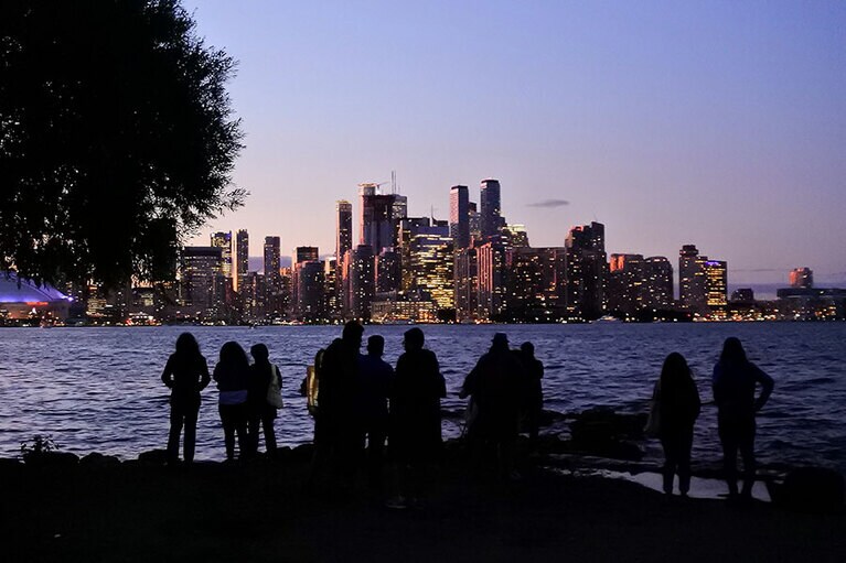 トロント沖のトロント島から見るオンタリオ湖。都会です。