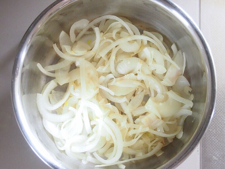 玉ねぎがしんなりしてきたら、長芋を入れる。長芋がかぶるくらいの水を入れて弱火でゆっくり加熱。