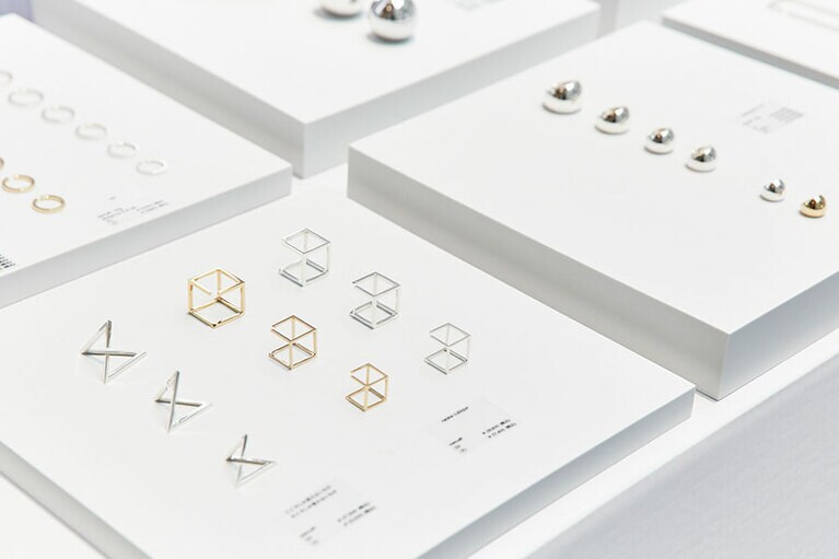 イヤカフ(写真左下) 25,000円～。