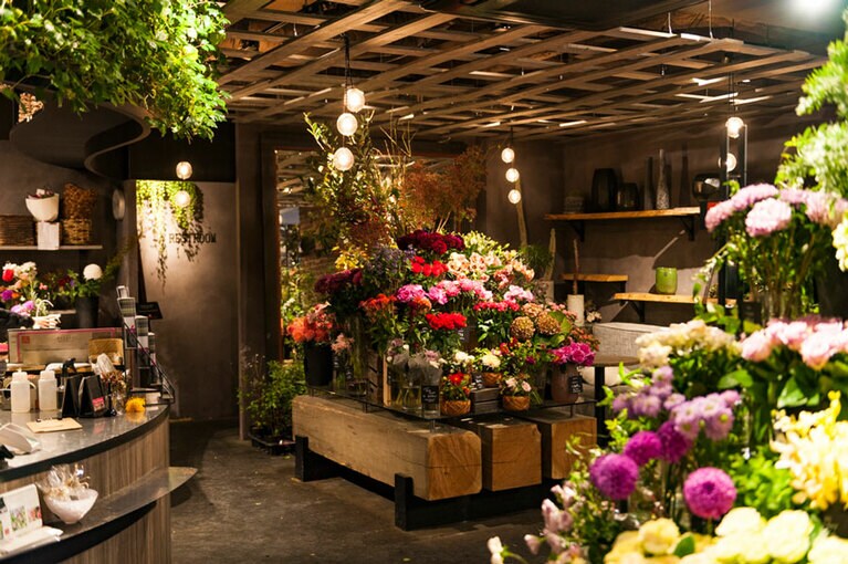 花屋ではその日の気分で欲しい花を自ら手に取り、選ぶことができる。