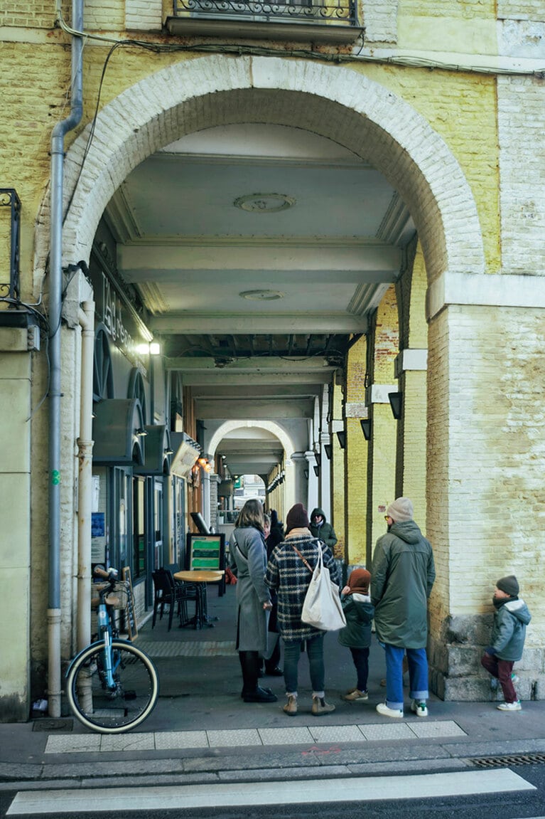 港の目の前のアーケードはルイ14世の時代に整えられた。