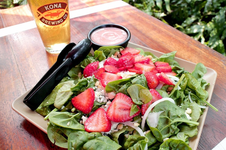 いちごとほうれん草のサラダ。ピザ以外にも多彩なメニューが揃っている。