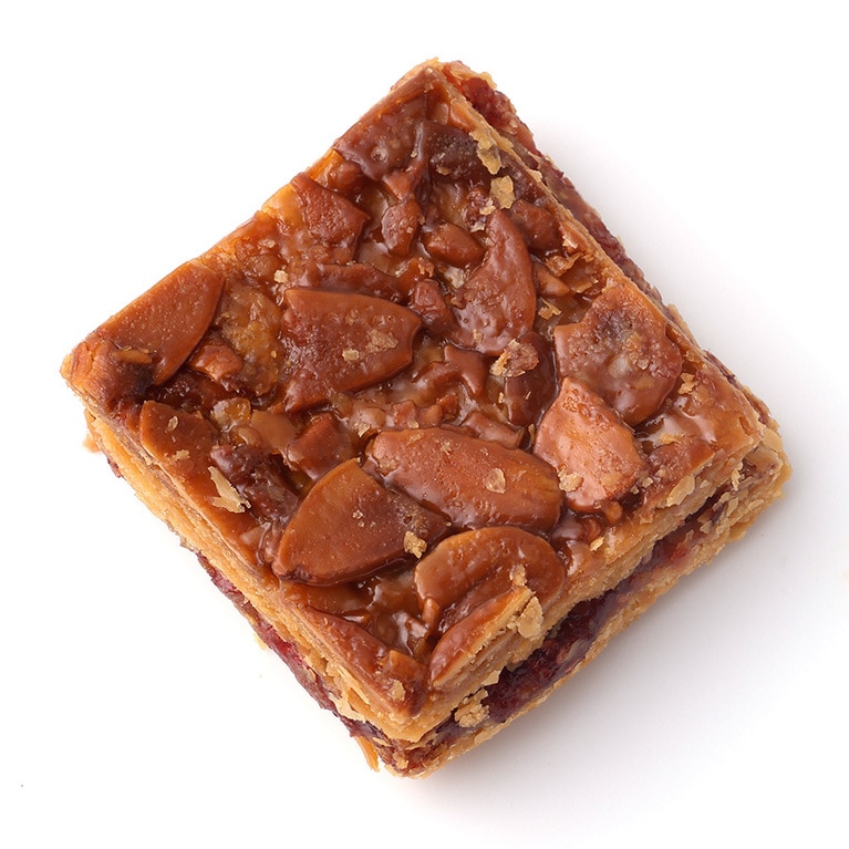 カレ・アルザシアン 310円。表面のフロランタンが香ばしいパイの間に、フランボワーズジャムをはさんだアルザス地方の菓子。