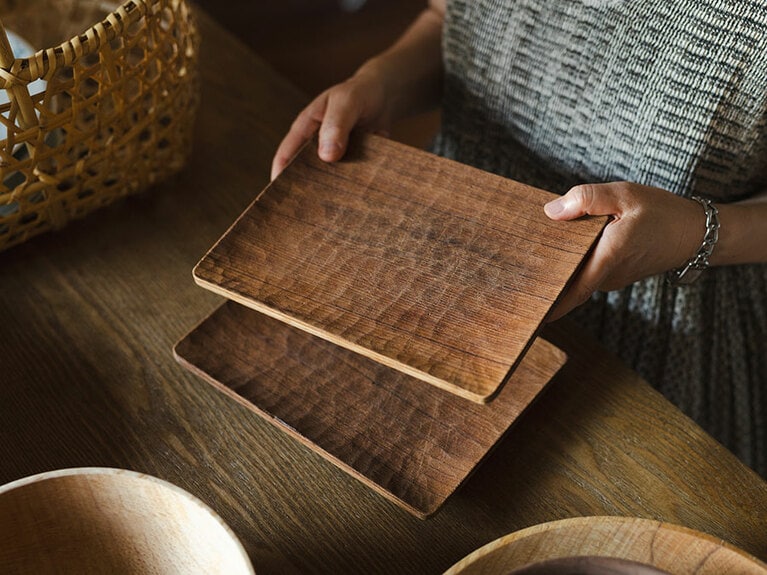ナイフの切り跡が無数に入ったプレート。久保さんの生きた時間が刻まれている。
