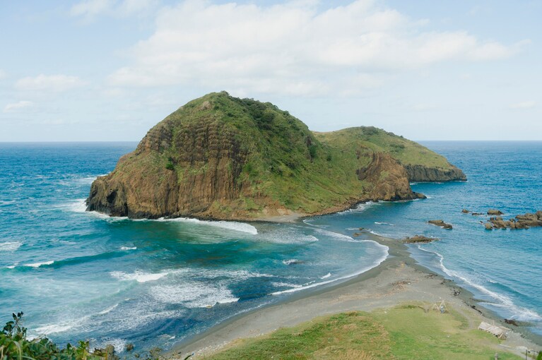 歌人・上坂あゆ美と巡る、のびのびとして、自然な“佐渡島の美”