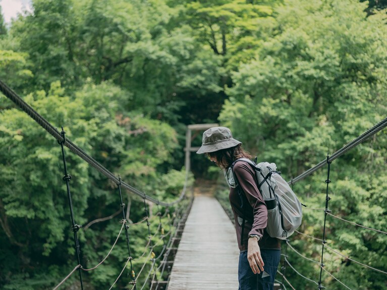 長さ約47mの木製吊り橋。