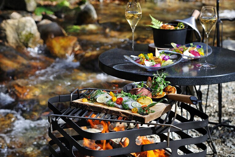 フライフィッシングの釣果は渓流沿いですぐさま調理され、楽しむことができる。