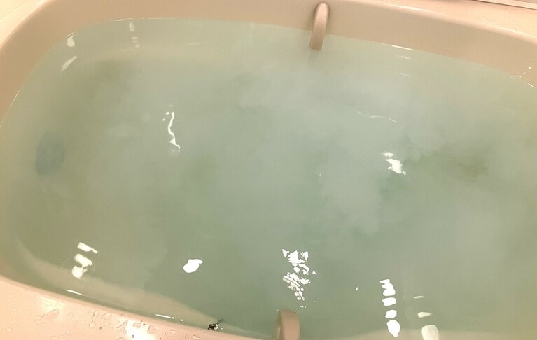 溶かすとほんのりブルーを感じる乳白色のお湯に。