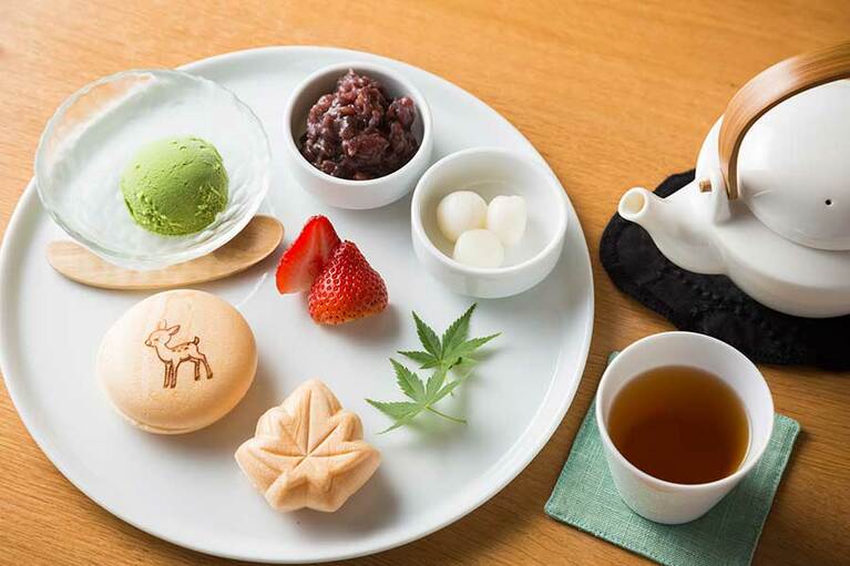 【カフェ ハヤシヤ】最中SET抹茶またはほうじ茶付き 1,100円。